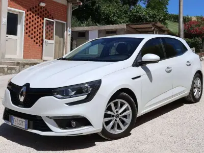 Usata Renault Mégane Business 90 CV (66 kW) 2019 Bianco Berlina