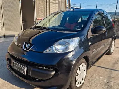Usata Peugeot 107 68 CV (50 kW) 2007 Nero Utilitaria