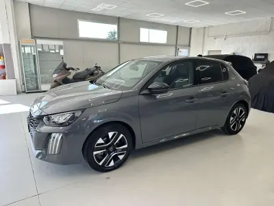 Usata Peugeot 208 Allure 101 CV (74 kW) 2025 Grigio selenium Utilitaria