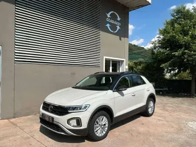 Usata VW T-Roc Life 150 CV (110 kW) 2023 Beige SUV