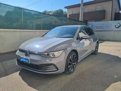 Usata VW Golf VIII 116 CV (85 kW) 2021 Moonstey grau Berlina