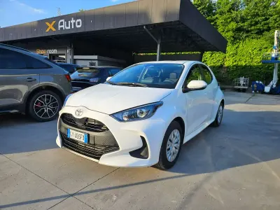 Usata Toyota Yaris Hybrid Active 92 CV (67 kW) 2025 Bianco Berlina
