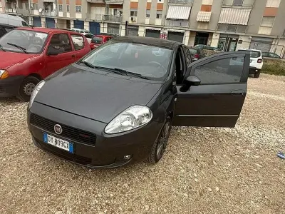 Käytetty Fiat Grande Punto 75 HP (55 kW) 2009 Harmaa Viistoperä