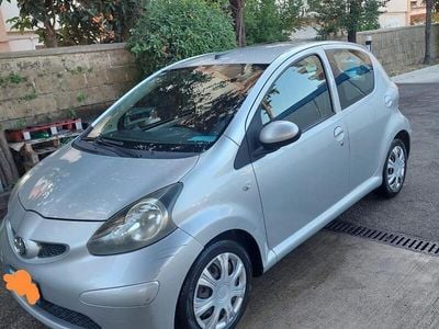 Usata Toyota Aygo 67 CV (49 kW) 2007 Grigio Utilitaria