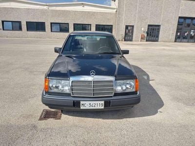 Begagnad Mercedes E200 Elegance 122 HK (89 kW) 1990 Svart Sedan
