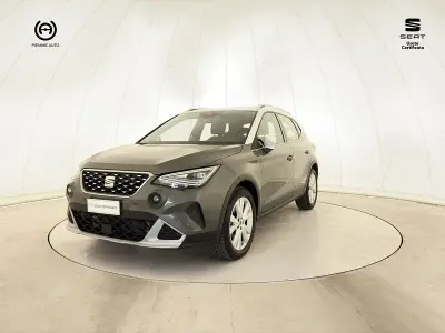 Usata Seat Arona Xperience 110 CV (80 kW) 2023 Grigio cliff tetto bianco SUV
