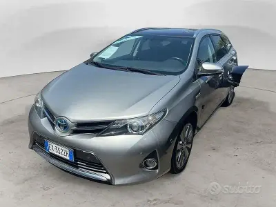 Usata Toyota Auris Hybrid Lounge 135 CV (99 kW) 2015 Grigio Station wagon