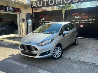 Usata Ford Fiesta Titanium 60 CV (44 kW) 2015 Grigio Utilitaria