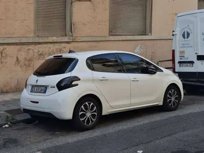 Usata Peugeot 208 Active 68 CV (50 kW) 2014 Bianco Utilitaria