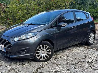 Usata Ford Fiesta 101 CV (74 kW) 2015 Grigio Berlina