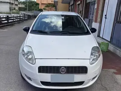 Usata Fiat Grande Punto 77 CV (56 kW) 2009 Bianco Utilitaria