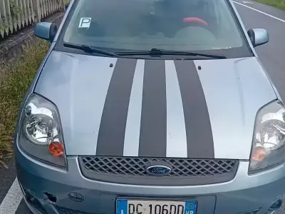 Usata Ford Fiesta 75 CV (55 kW) 2006 Bluazzurro Utilitaria