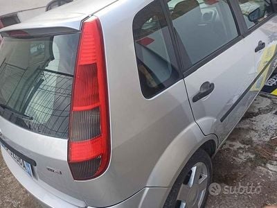 Begagnad Ford Fiesta 68 HK (50 kW) 2002 Grå Halvkombi