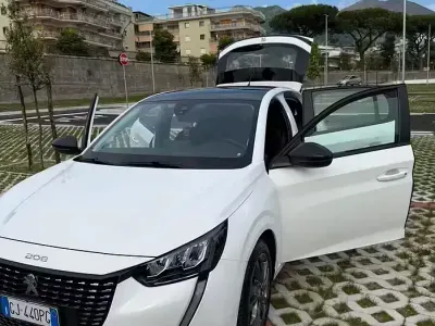 Usata Peugeot 208 Active 75 CV (55 kW) 2023 Bianco Utilitaria