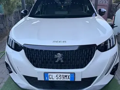 Begagnad Peugeot 2008 GT 131 HK (96 kW) 2022 Vit SUV