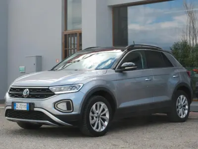 Begagnad VW T-Roc Life 110 HK (80 kW) 2023 Gul SUV