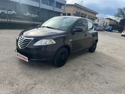 Usata Lancia Ypsilon Silver 69 CV (50 kW) 2013 Viola Utilitaria