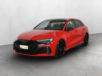 Usata Audi RS3 Sportback Comfort 400 CV (294 kW) 2025 Rosso progressivo metallizzato Utilitaria