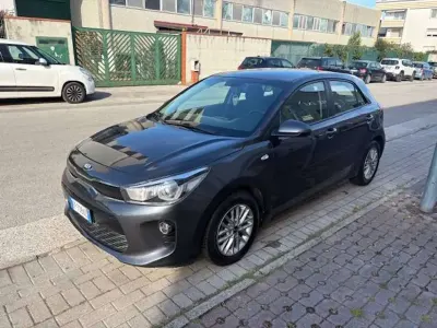 Usado Kia Rio Active 77 HP (56 kW) 2018 Prateado Sedan
