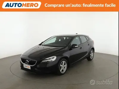 Usata Volvo V40 122 CV (89 kW) 2018 Nero Berlina