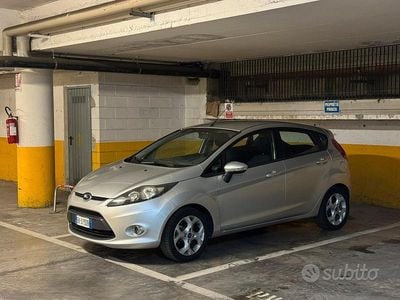 Usata Ford Fiesta Titanium 60 CV (44 kW) 2012 Grigio Utilitaria