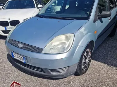 Usata Ford Fiesta Ambiente 75 CV (55 kW) 2003 Grigio Utilitaria