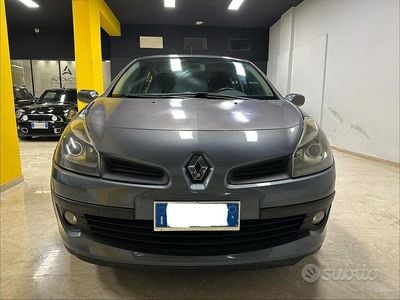Usado Renault Clio II 85 CV (62 kW) 2006 Gris Berlina