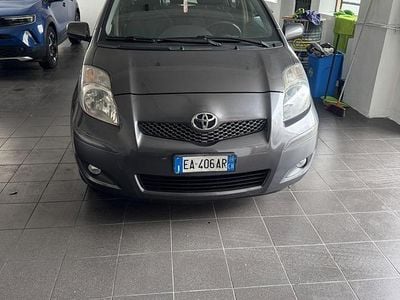 Usata Toyota Yaris Sol 69 CV (50 kW) 2010 Grigio Utilitaria