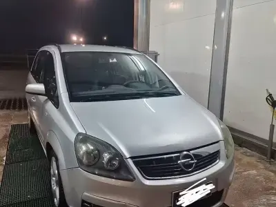 Usata Opel Zafira 2007 Grigio Monovolume