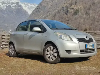 Usata Toyota Yaris 87 CV (63 kW) 2006 Grigio Berlina