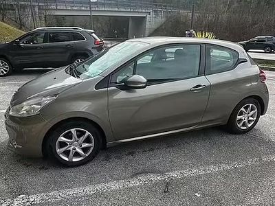 Usata Peugeot 208 Active 68 CV (50 kW) 2012 Marrone Utilitaria