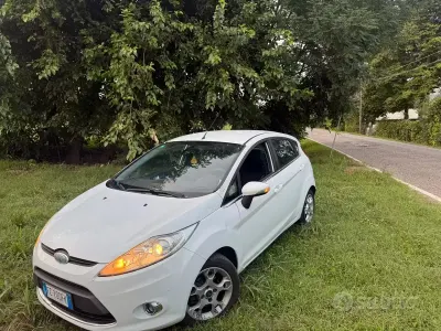 Usata Ford Fiesta 95 CV (69 kW) 2015 Bianco Utilitaria