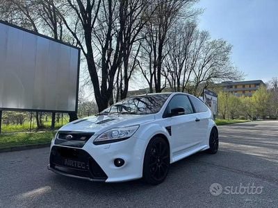 Begagnad Ford Focus RS 304 HK (223 kW) 2009 Vit Sedan