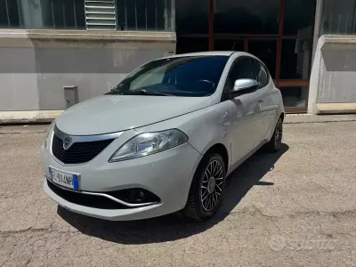 Usata Lancia Ypsilon Gold 69 CV (50 kW) 2017 Grigio Utilitaria