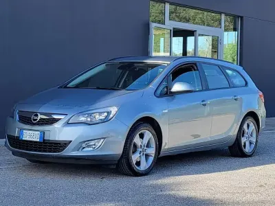 Usata Opel Astra 140 CV (102 kW) 2011 Grigio Station wagon