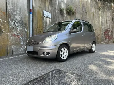 Usata Toyota Yaris Verso 75 CV (55 kW) 2003 Grigio Monovolume
