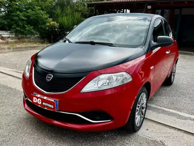 Usata Lancia Ypsilon Silver 69 CV (50 kW) 2017 Rosso Utilitaria