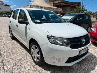 Usado Dacia Sandero Ambiance 72 CV (52 kW) 2013 Blanco Berlina