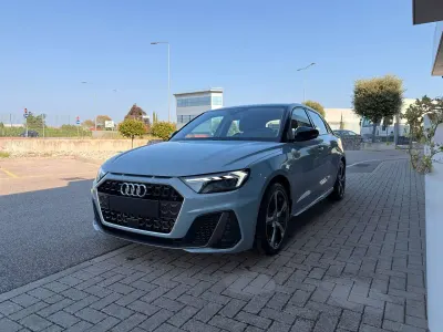 Nuova Audi A1 Sportback S-Line 116 CV (85 kW) 2026 Grigio zinco tetto nero mythos Utilitaria