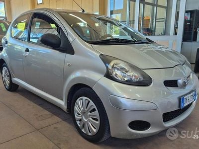 Usata Toyota Aygo Sol 68 CV (50 kW) 2010 Grigio Utilitaria