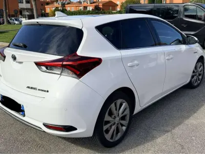 Usata Toyota Auris Hybrid Lounge 99 CV (72 kW) 2015 Bianco Berlina