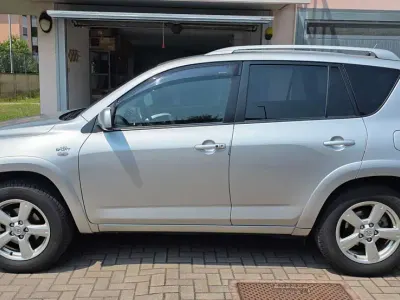 Usata Toyota RAV4 Luxury 177 CV (130 kW) 2006 Argento SUV