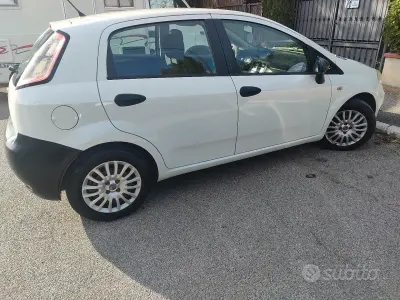 Usata Fiat Grande Punto 75 CV (55 kW) 2014 Bianco Utilitaria