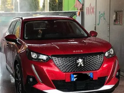 Usata Peugeot 2008 Allure 102 CV (75 kW) 2020 Rosso SUV