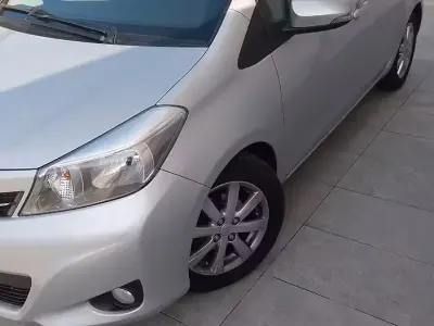 Usata Toyota Yaris 75 CV (55 kW) 2013 Grigio Utilitaria