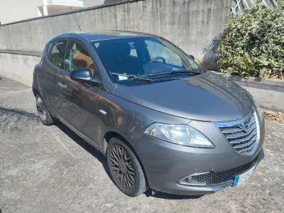 Usata Lancia Ypsilon 69 CV (50 kW) 2015 Grigio Utilitaria