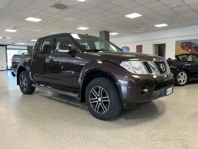 Usata Nissan Navara 190 CV (139 kW) 2014 Marrone Pick-up