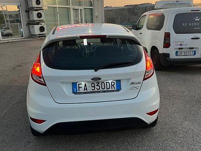 Usata Ford Fiesta 75 CV (55 kW) 2015 Bianco Berlina