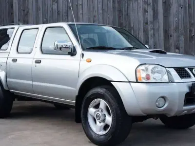 Käytetty Nissan Navara 133 HP (97 kW) 2004 Hopea Nouto