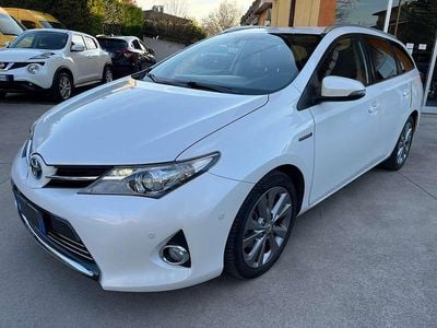 Usata Toyota Auris Hybrid Lounge 99 CV (72 kW) 2014 Bianco perlato Station wagon